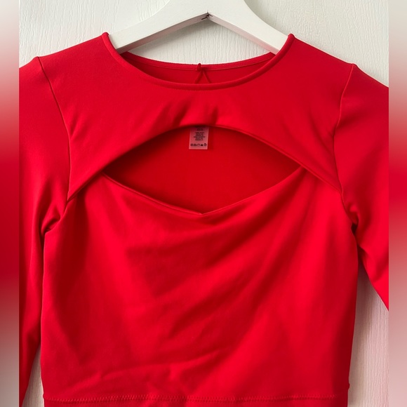 Red long sleeve with cut out in middle - Picture 2 of 4